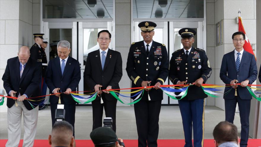 El ministro de Defensa surcoreano Song Young-moo inaugura junto al general Vincent Brooks la base Camp Humphreys en Pyeongtaek, 29 de junio de 2018.