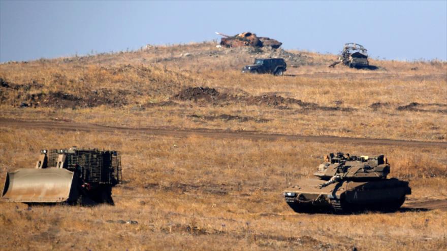 Tanques y vehículos militares israelíes desplegados en los ocupados altos del Golán sirios, 26 de junio de 2018.