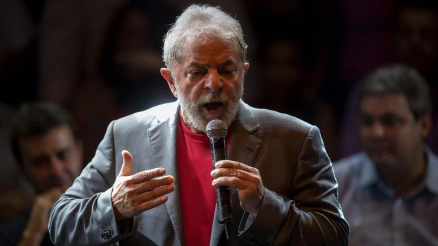 El expresidente de Brasil Luis Inácio Lula da Silva habla durante un acto en Río de Janeiro, 2 de abril de 2018.