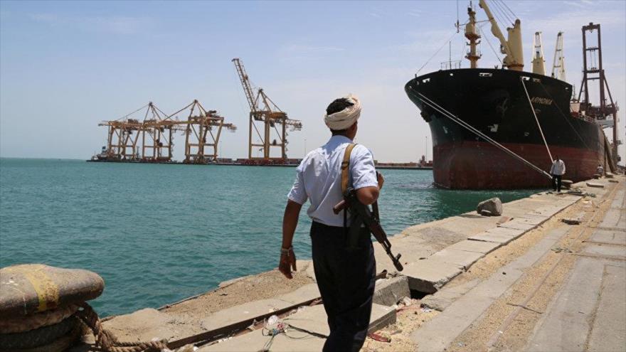 Un integrante del movimiento popular yemení Ansarolá en el puerto de Al-Hudayda.