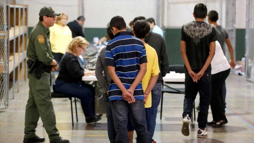 Varios menores migrantes, separados de sus padres, detenidos en un centro de inmigración de Estados Unidos.