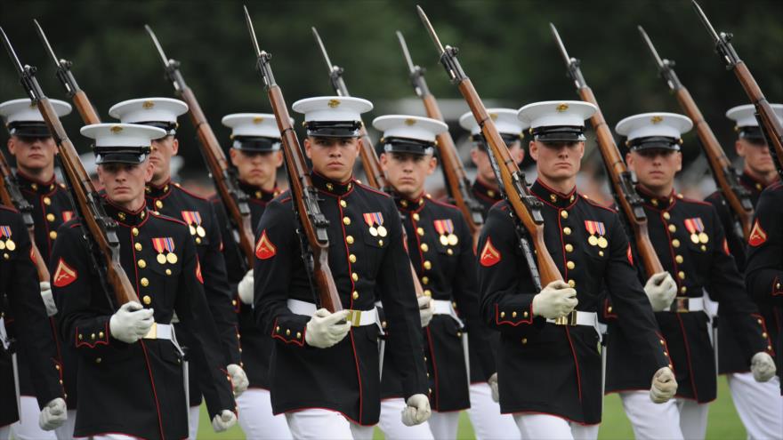 Infantes de la Marina estadounidense en una marcha militar en EE.UU.