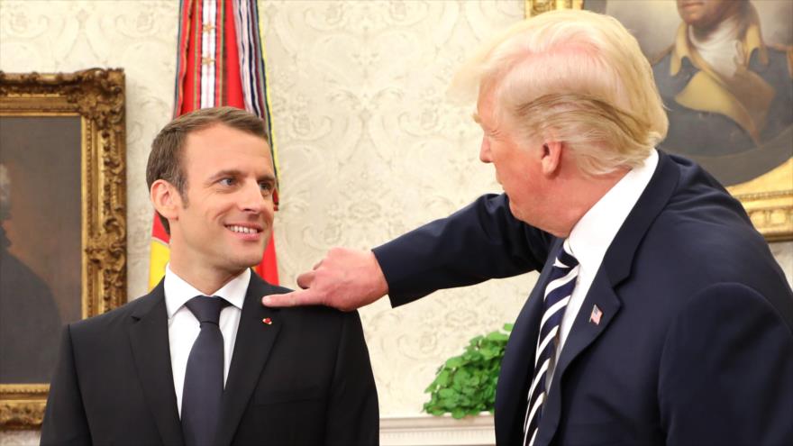 
El presidente de EE.UU., Donald Trump, con su dedo apunta a su invitado y par francés, Emmanuel Macron, en la Casa Blanca, 24 de abril de 2018.
