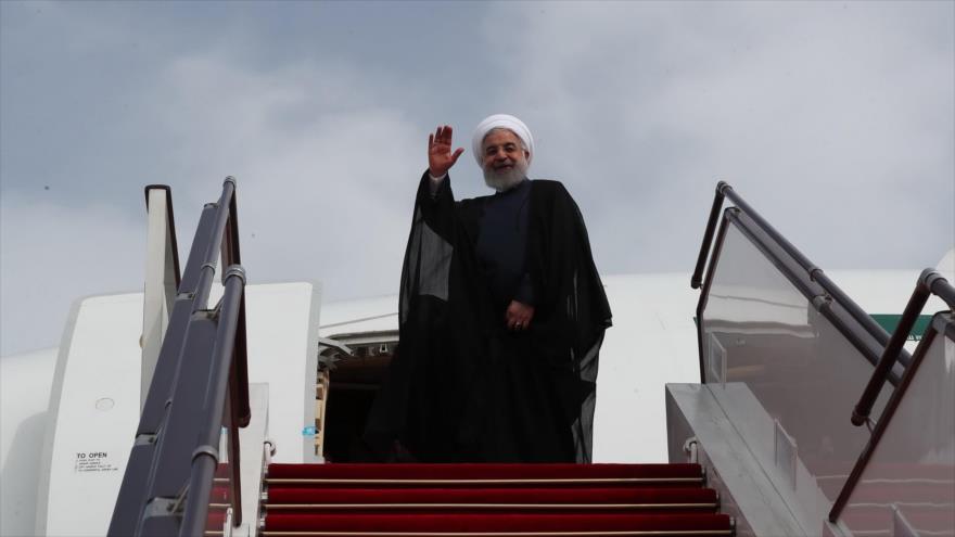 El presidente de Irán, Hasan Rohani, se despide en un avión antes de un viaje.