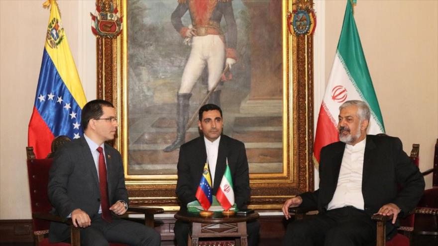 El vicecanciller iraní, Morteza Sarmadi (dcha.) se reúne con el canciller venezolano, Jorge Arreaza, en Caracas, 30 de junio de 2018. 