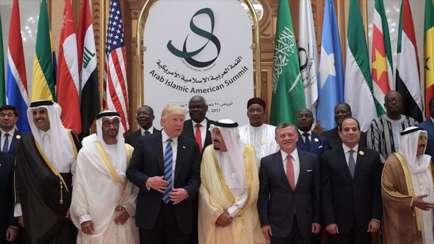 El presidente de EEUU, Donald Trump (centro), habla con el rey de Arabia Saudí, Salman bin Abdulaziz Al Saud en la cumbre de Riad, 21 de mayo de 2017.