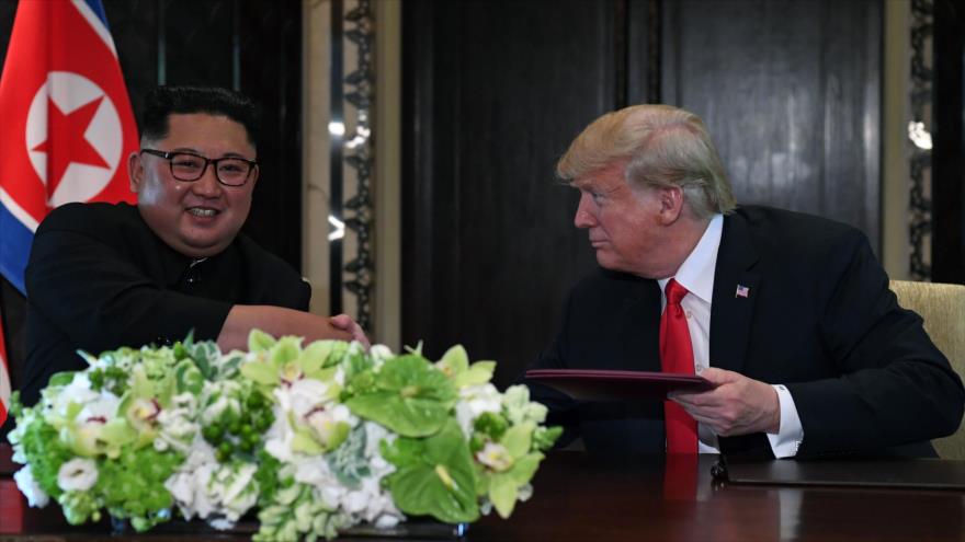 El presidente de EE.UU., Donald Trump, y el líder norcoreano, Kim Jong-un, durante su cumbre en la isla de Sentosa, en Singapur, 12 de junio de 2018.
