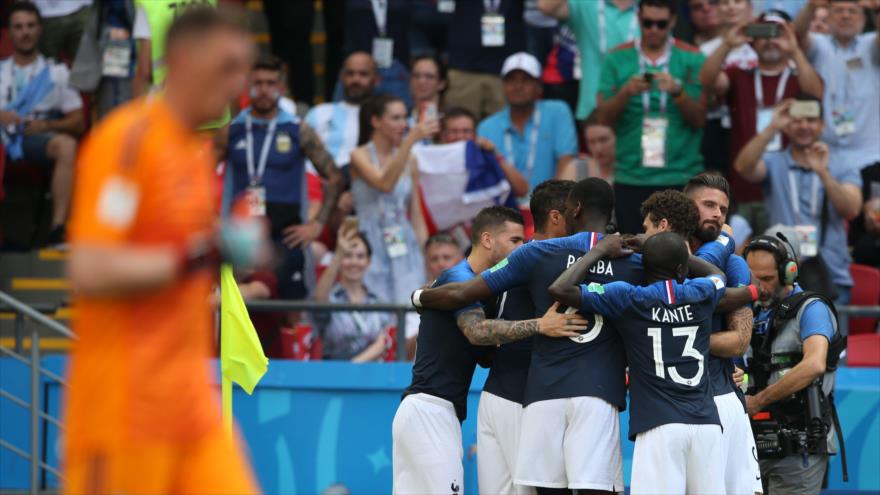 Jugadores de Francia festejan su victoria ante Argentina en octavos de final de la Copa Mundial de Rusia, 30 de junio de 2018. Fuente: AFP