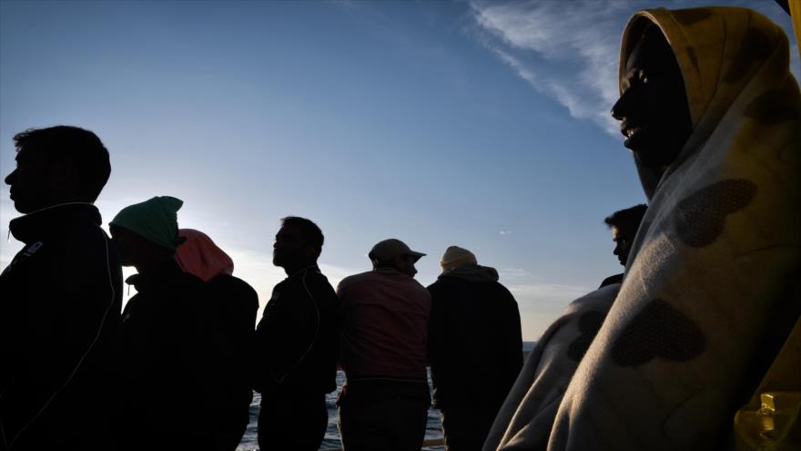 Los migrantes observan las islas desde el barco Aquarius, 10 de mayo de 2018.