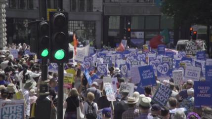 Británicos marchan contra la privatización del sistema de salud