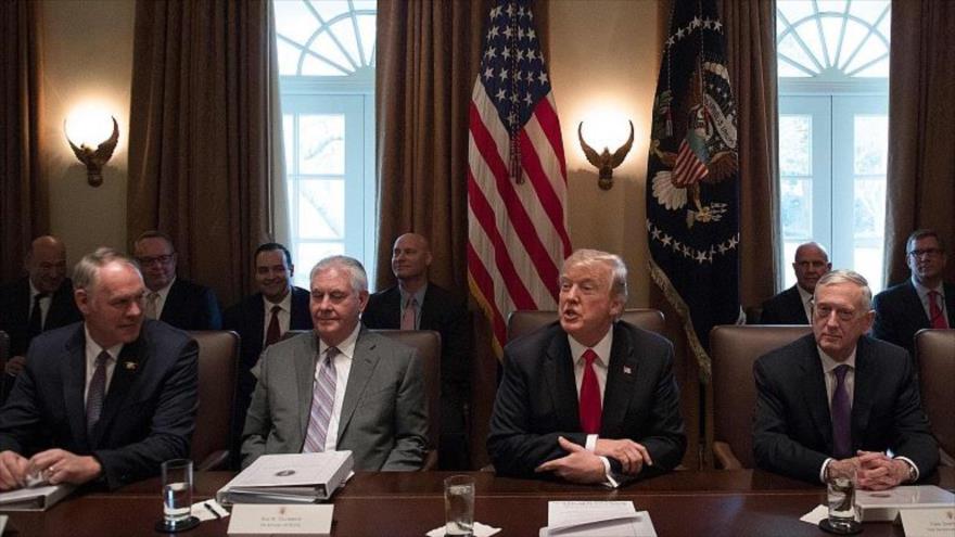 El presidente de EE.UU, Donald Trump (2 dcha.) y varios de sus asesores, 30 de junio de 2018.