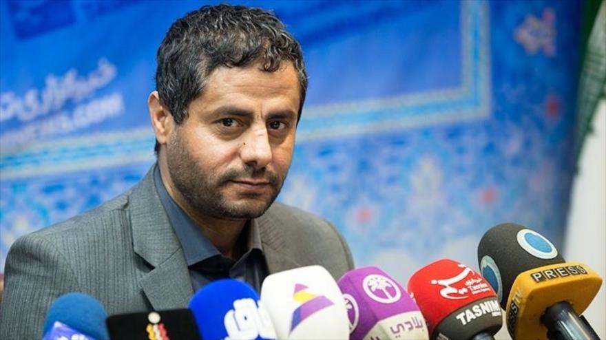 Muhamad al-Bajiti, un miembro del Consejo Político del movimiento popular yemení Ansarolá, habla con la prensa.
