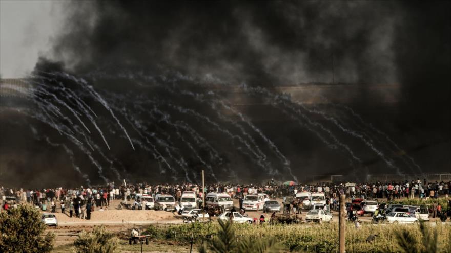 Fuerzas israelíes disparan gas lacrimógeno contra los manifestantes palestinos en Gaza, 29 de junio de 2018.