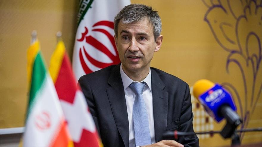 El embajador suizo en Irán, Markus Leitner, en la oficina de la agencia iraní de noticias Fars, 30 de junio de 2018.