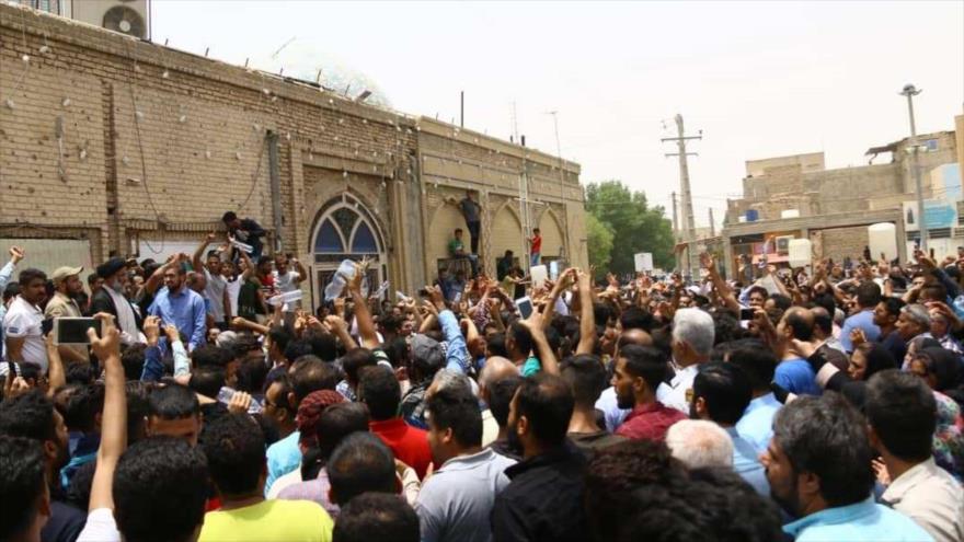 Los manifestantes protestan contra la escasez de agua y su salinidad en la ciudad iraní de Jorramshahr.