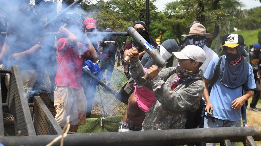 Manifestantes antigubernamentales disparan un proyectil de mortero casero en la localidad de Masaya, cerca de Managua, capital de Nicaragua, 30 de junio de 2018.