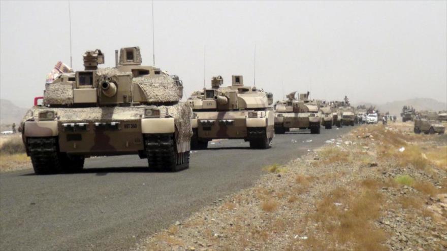 Varios tanques y vehículos militares saudíes desplegados en las fronteras con Yemen.