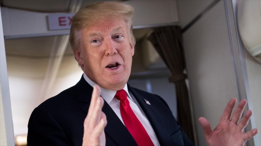 El presidente de EE.UU., Donald Trump, realiza declaraciones durante un vuelo a Bedminster (Nueva Jersey), 29 de junio de 2018.