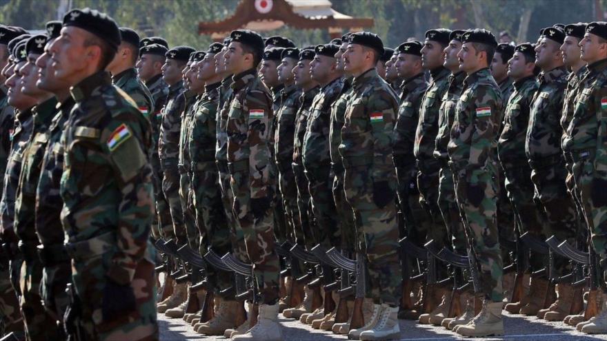 Las fuerzas kurdo-iraquíes participan en una ceremonia en la ciudad de Zajo, a unos kilómetros al norte de Bagdad, 30 de enero de 2018.