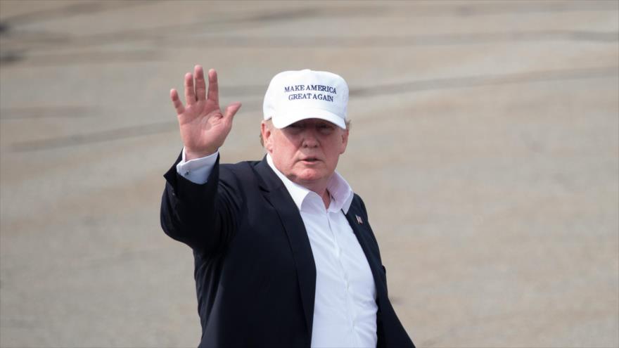 El presidente de EE.UU., Donald Trump, aborda el Air Force One antes salir del aeropuerto de Morristown en Nueva Jersey, 1 de julio de 2018.