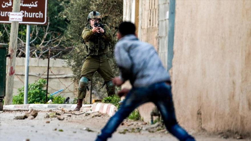 Un manifestante palestino se enfrenta a un soldado israelí en la ocupada Cisjordania, 3 de febrero de 2018.