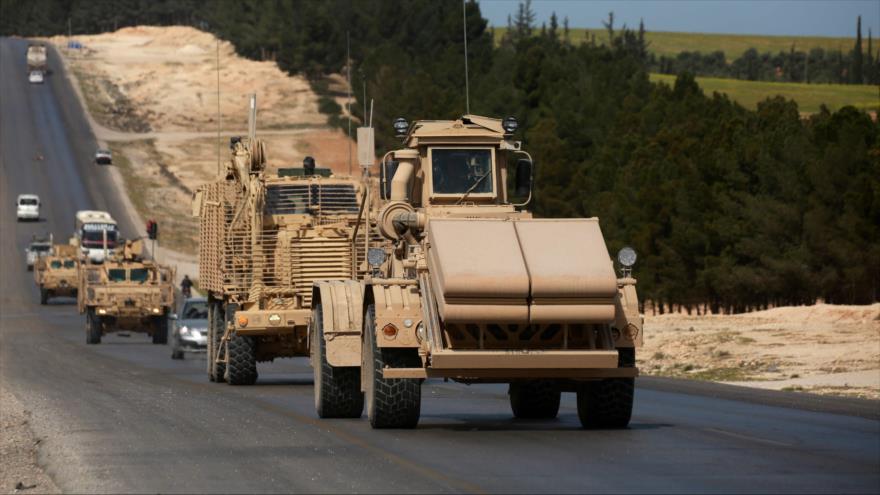 Un convoy militar estadounidense en las afueras de Manbiy, en el norte de Siria, 3 de abril de 2018.