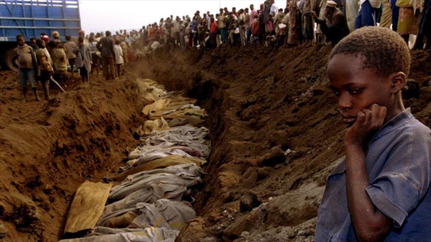 Un menor ruandés observa una tumba improvisada para enterrar a víctimas del genocidio en la década de los 90.