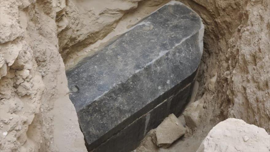 El sarcófago de granito negro ha sido excavado a unos 5 metros de profundidad en el barrio egipcio de Sidi Gaber, en Alejandría.