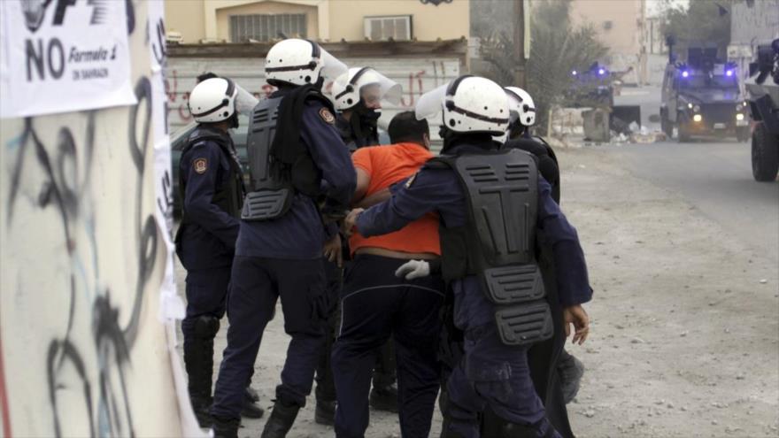 Las fuerzas bareiníes detienen a un manifestante en la isla de Sitra, al sur de Manama (la capital).