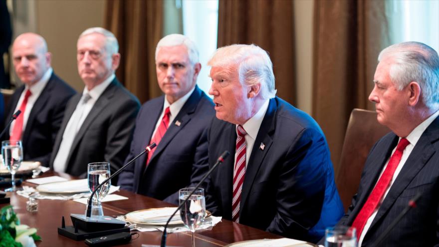El presidente de EE.UU., Donald Trump (2º desde dcha.), habla en una sesión laboral en la Casa Blanca, 7 de septiembre de 2017.