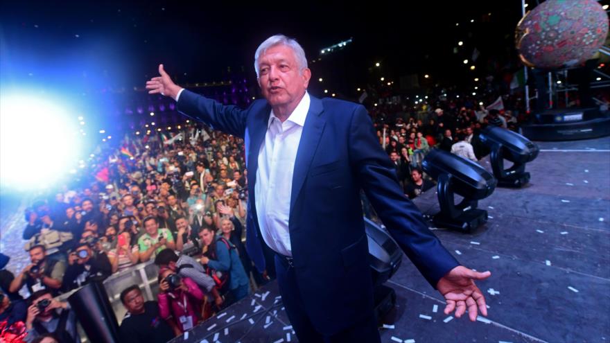 El presidente electo de México, Andrés Manuel López Obrador, anima a sus seguidores en Ciudad de México, 1 de julio de 2018.