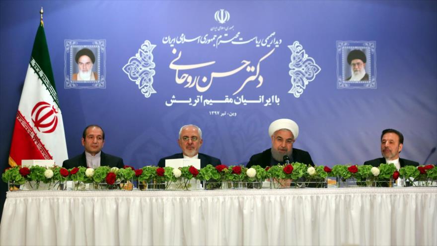 El presidente de Irán, Hasan Rohani (2º de dcha.), ofrece un discurso en una reunión en Viena con los iraníes residentes en Austria, 3 de julio de 2018.