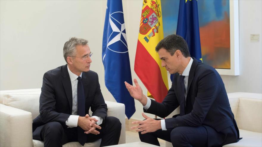 El presidente del Gobierno español, Pedro Sánchez (dcha.), reunido con el secretario general de la OTAN, Jens Stoltenberg, en Madrid, 3 de julio de 2018.