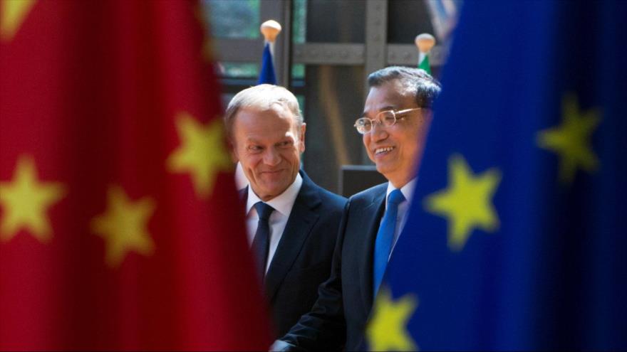 Presidente del Consejo Europeo, Donald Tusk (izda), y el primer ministro chino, Li Keqiang, llegan a una cumbre UE-China en Bruselas, 2 de junio de 2017.
