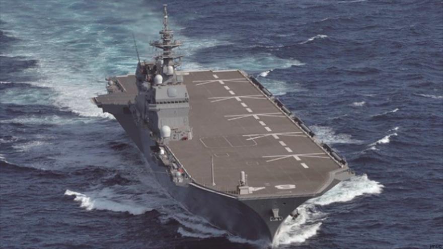 Portaviones de helicópteros Kaga cerca del puerto de Yokohama, Japón. 