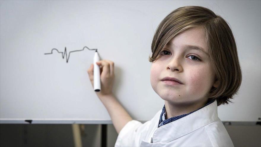 Este niño tiene 8 años y empieza ya su vida universitaria