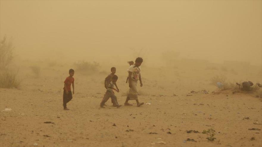 Niños yemeníes en una zona desértica de Yemen.