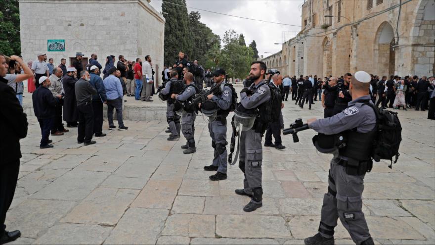 Las fuerzas de seguridad israelíes vigilan el complejo de la Mezquita Al-Aqsa en la Ciudad Vieja de Al-Quds (Jerusalén), 13 de mayo de 2018.
