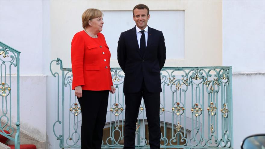 El presidente francés, Emmanuel Macron (dcha.), y la canciller de Alemania, Angela Merkel, en el palacio de Meseberg, Alemania, 19 de junio de 2018.