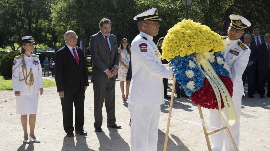 El embajador venezolano, Mario Isea (C), en un acto celebrado en Madrid por el 207º aniversario de la independencia de Venezuela, 5 de julio de 2018.
