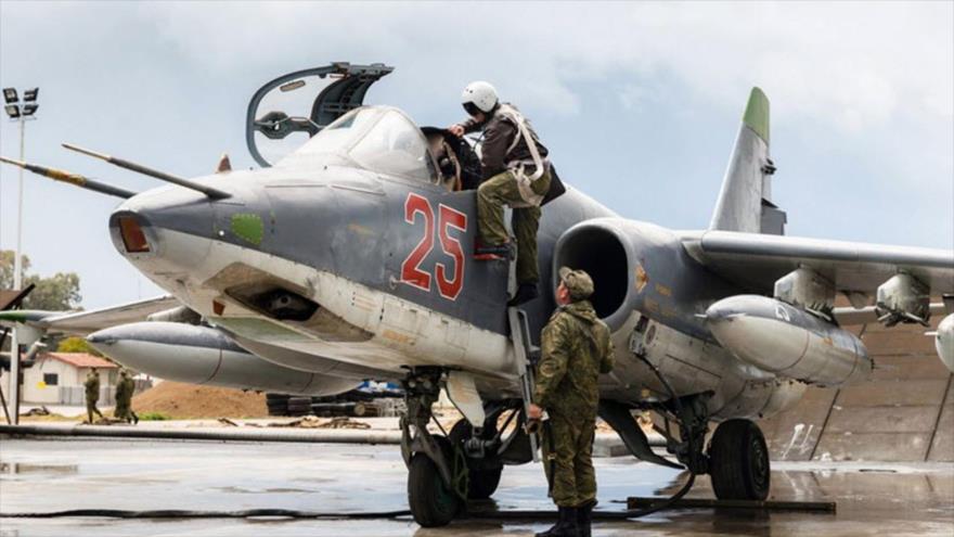 Avión de combate Sujoi Su-25 desplegado en la base militar de Rusia en Siria, 16 de marzo de 2016.