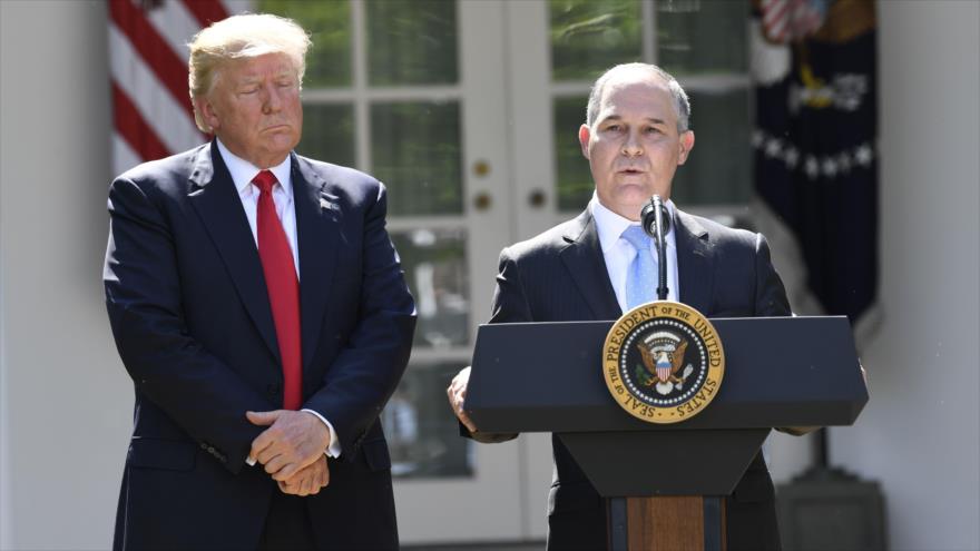 El presidente de EEUU, Donald Trump, y el director de la Agencia de Protección Ambiental del país, Scott Pruitt, durante un discurso ante la prensa.