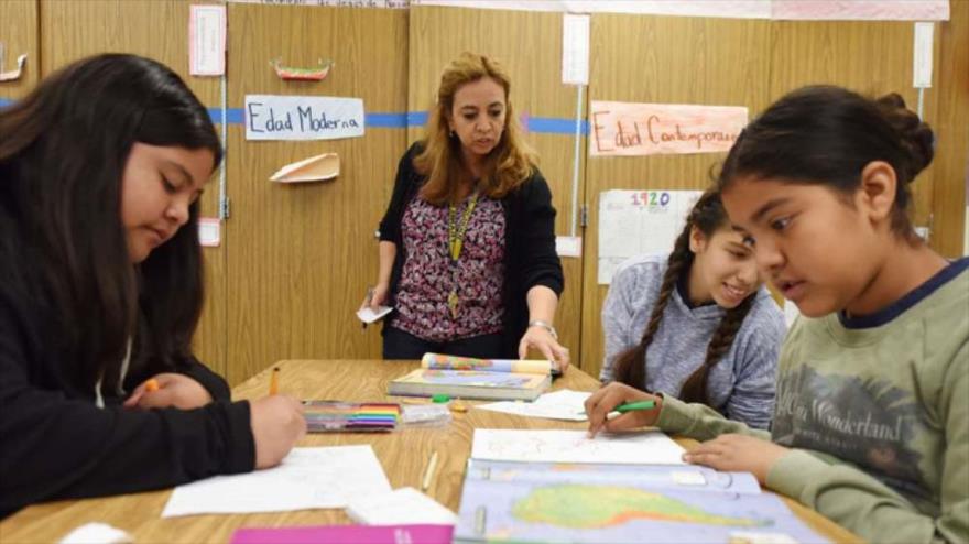 La profesora Blanca Claudio enseña historia en inglés y español en la secundaria Franklin ubicada en Los Ángeles, California.