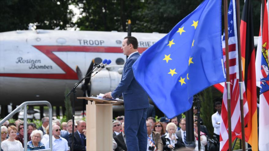 El nuevo embajador estadounidense en Alemania, Richard Grenell, habla en un acto público en el aeropuerto de Frankfurt, Alemania, 26 de junio de 2018.