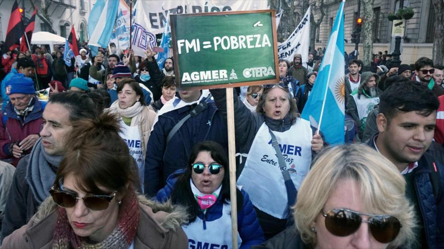 Los trabajadores argentinos marchan en Buenos Aires durante una huelga para rechazar las políticas económicas de Mauricio Macri, 14 de junio de 2018.
