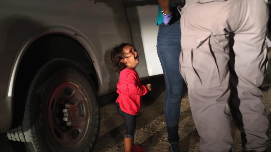 Un niño hondureño de dos años llora mientras su madre es detenida cerca de la frontera de EE.UU. con México en Texas, 11 de junio de 2018.
