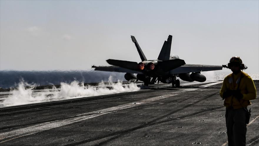 Un caza F18 Hornet de EE.UU. despega de del portaaviones USS Harry S. Truman en el mar Mediterráneo, 8 de mayo de 2018.