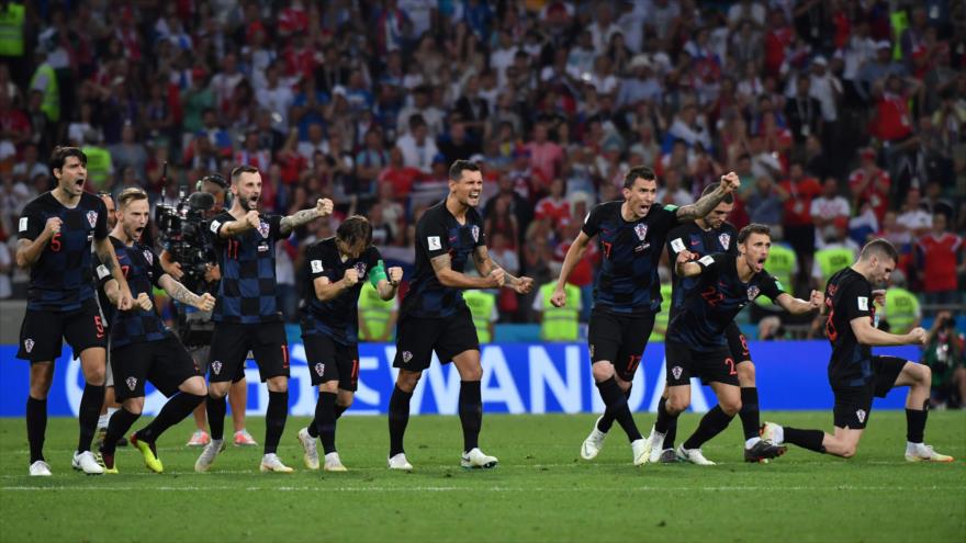 Los jugadores de Croacia festejan su victoria ante Rusia en los cuartos de final de la Copa Mundial, 7 de julio de 2018.