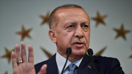 Turquía despide a más de 18 000 empleados por supuesto golpismo