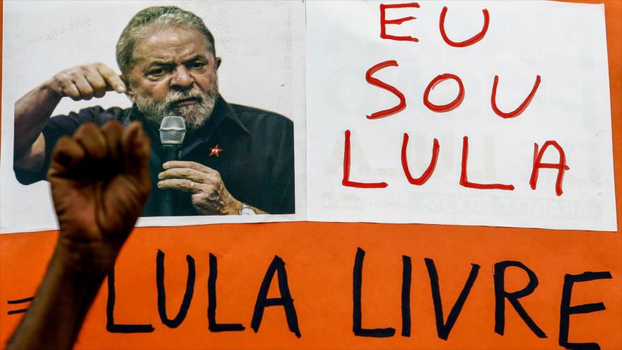 Simpatizantes del expresidente brasileño Luiz Inácio Lula da Silva portan carteles con su foto en una manifestación en Sao Paulo, 11 de abril de 2018.